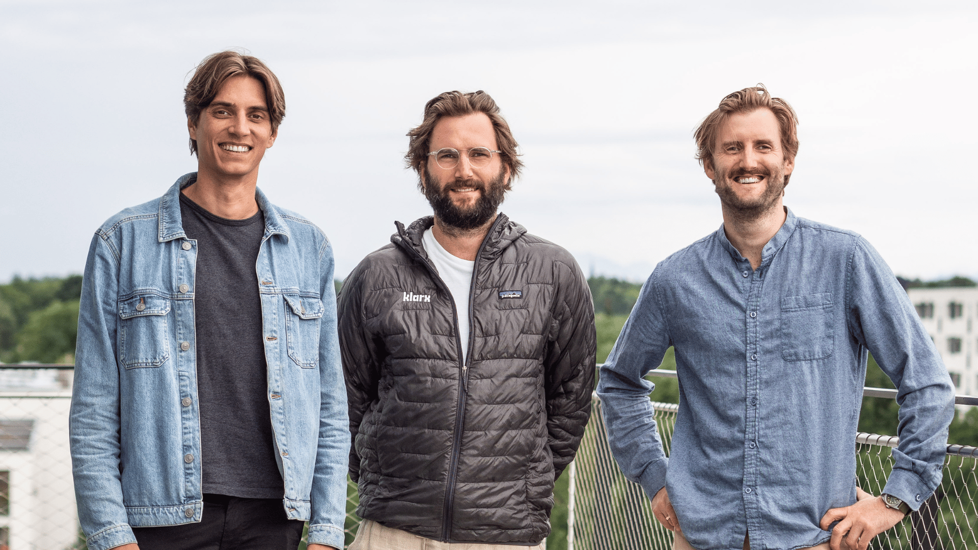 Die drei Gründer von klarx auf der Dachterasse des Büros