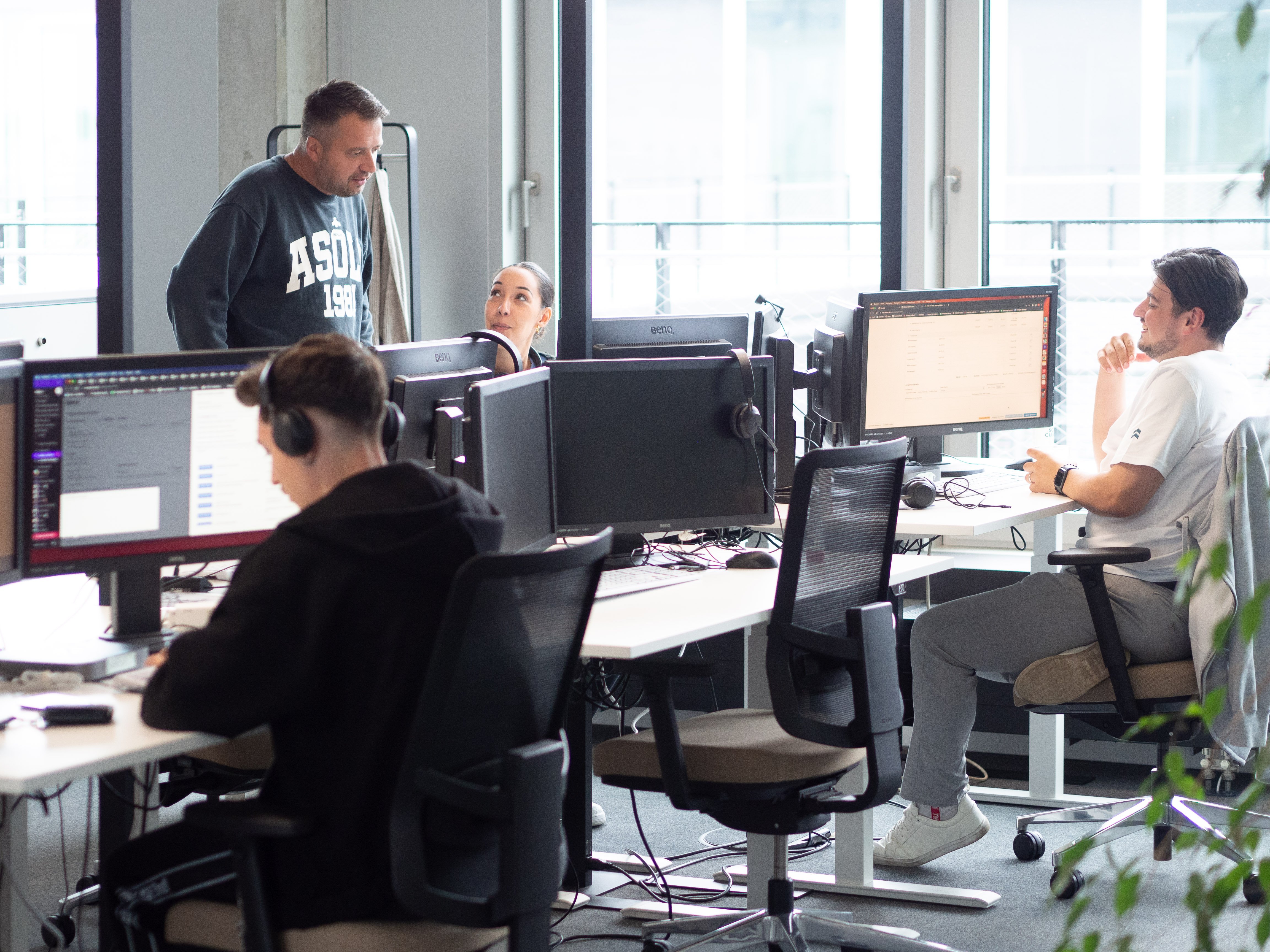 klarx Mitarbeiter im Büro an ihren Schreibtischen