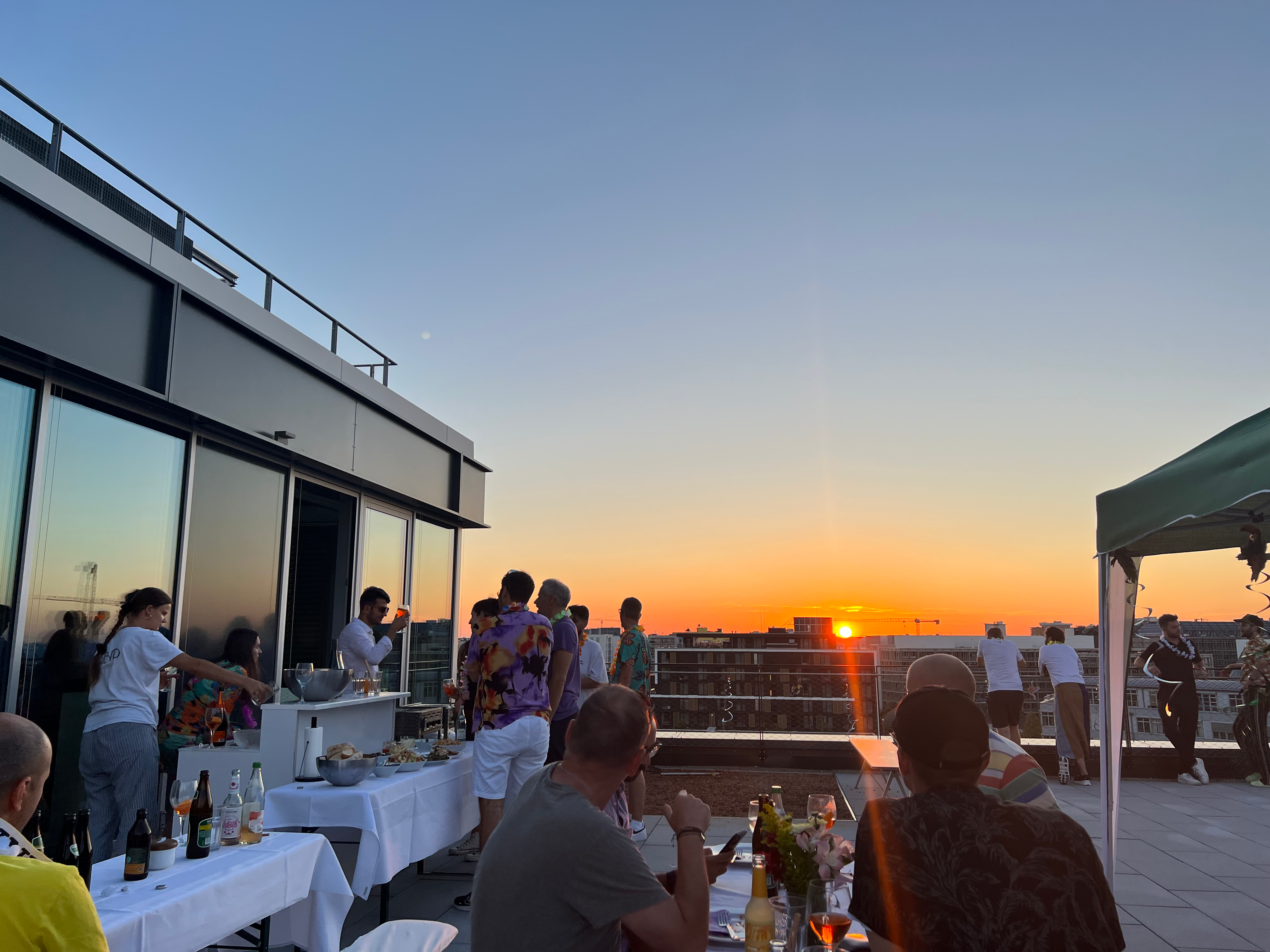 die dachterasse des klarx bueros beim Sonnenuntergang