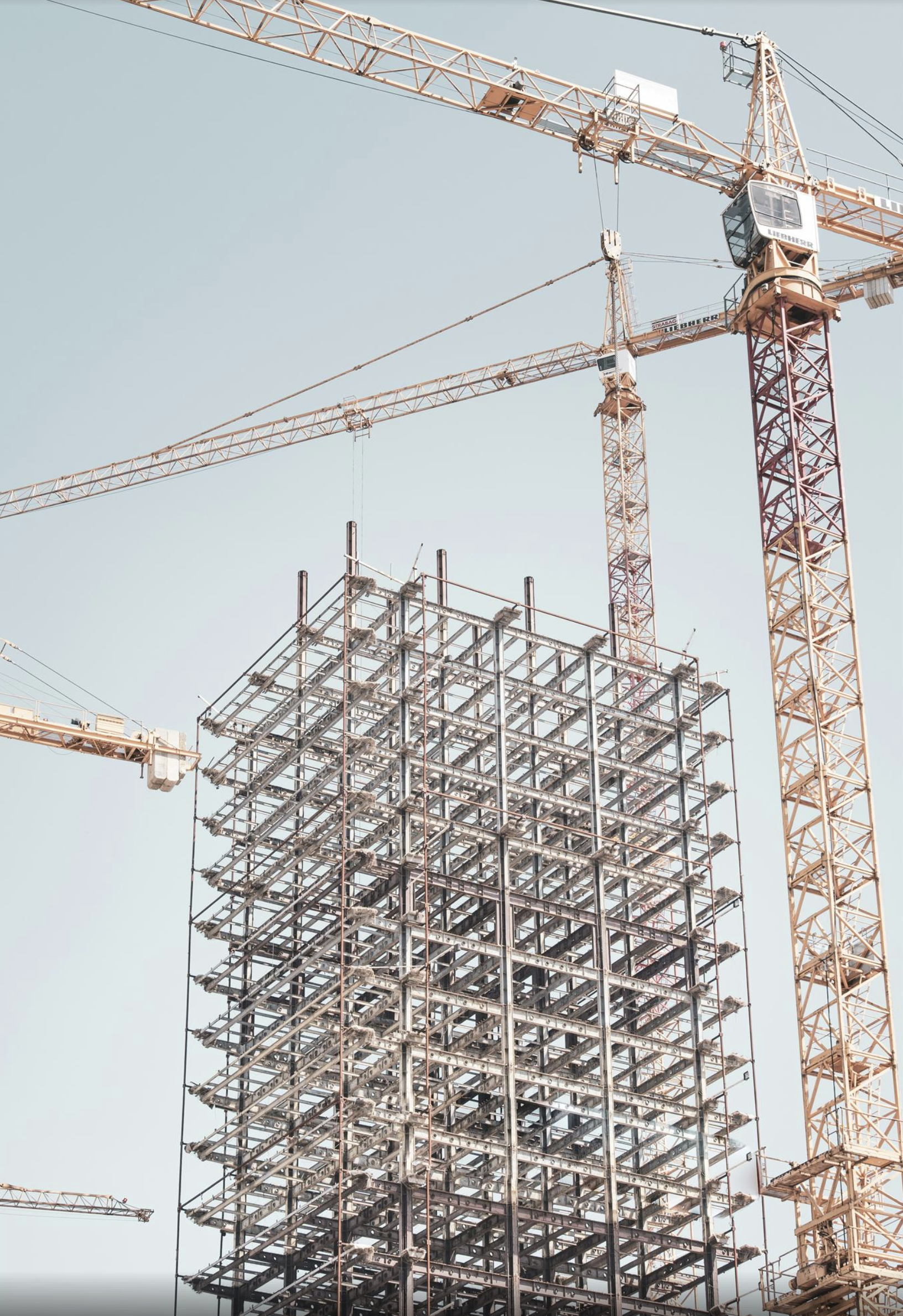 Baustelle eines Hochgebäudes mit Kranen